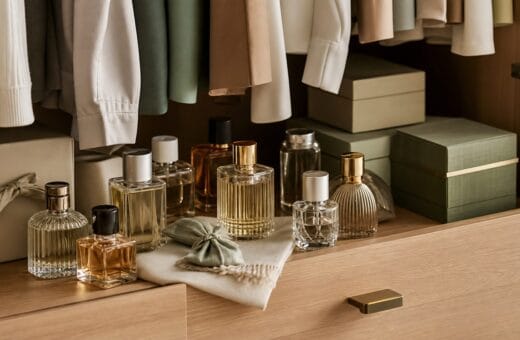 Frascos de perfume guardados en un armario elegante lejos de luz directa